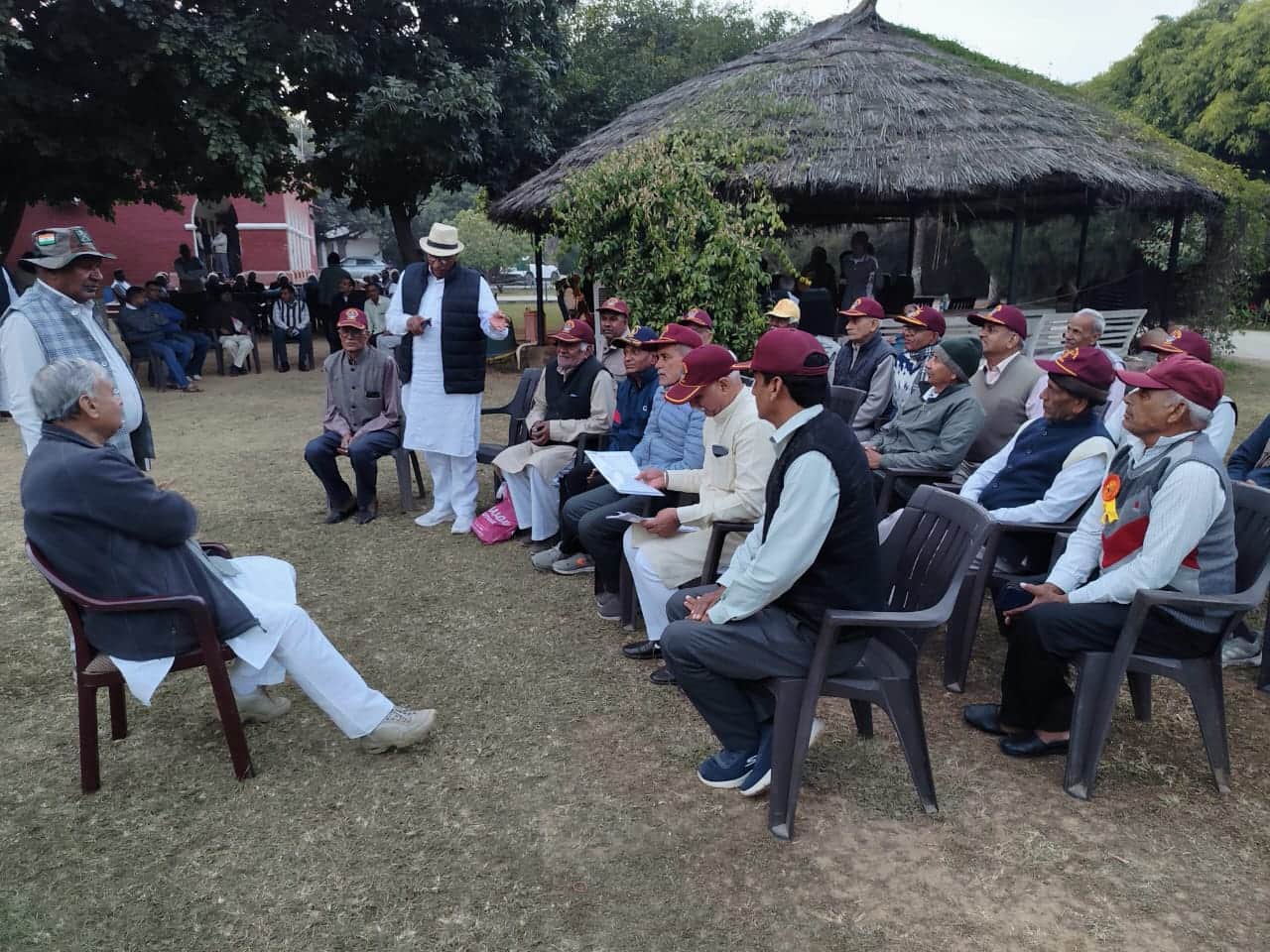 केंद्रीय मंत्री राव इंद्रजीत सिंह से बातचीत करते पूर्व सैनिक। स्रोत : संगठन