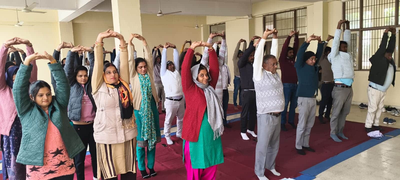 लघु सचिवालय में योग करते लोग। स्रोत : प्रशासन