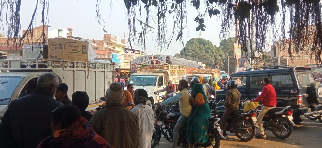 Siddharthnagar News: Occupation of road tracks, town gasping due to traffic jam