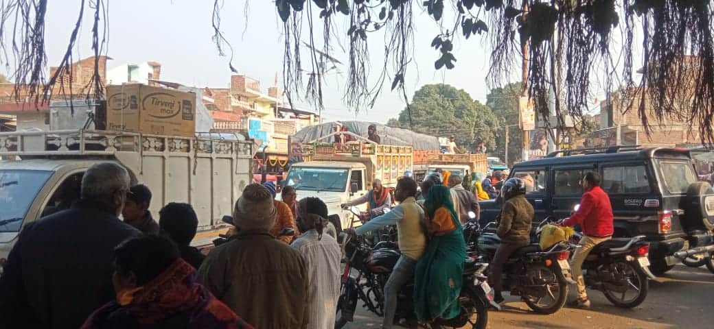 लोटन चौराहे पर लगा हुआ जाम