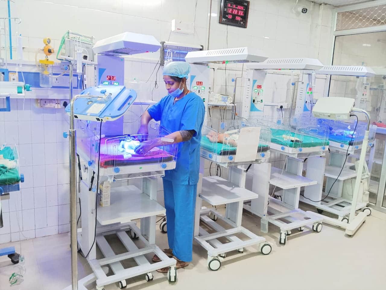 मेडिकल कॉलेज के एसएनसीयू वार्ड में भर्ती बच्चे