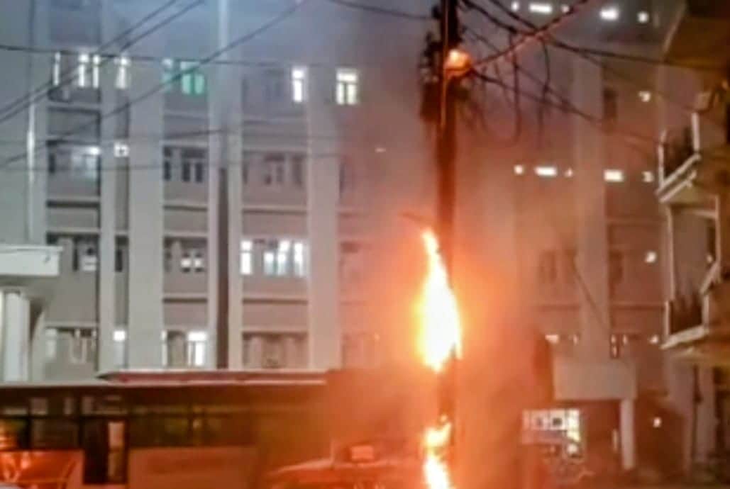 मेडिकल कॉलेज की ओपीडी के बाहर रविवार की देर रात लगी विद्युत खंभे में आग। स्रोत वीडियोग्रेव