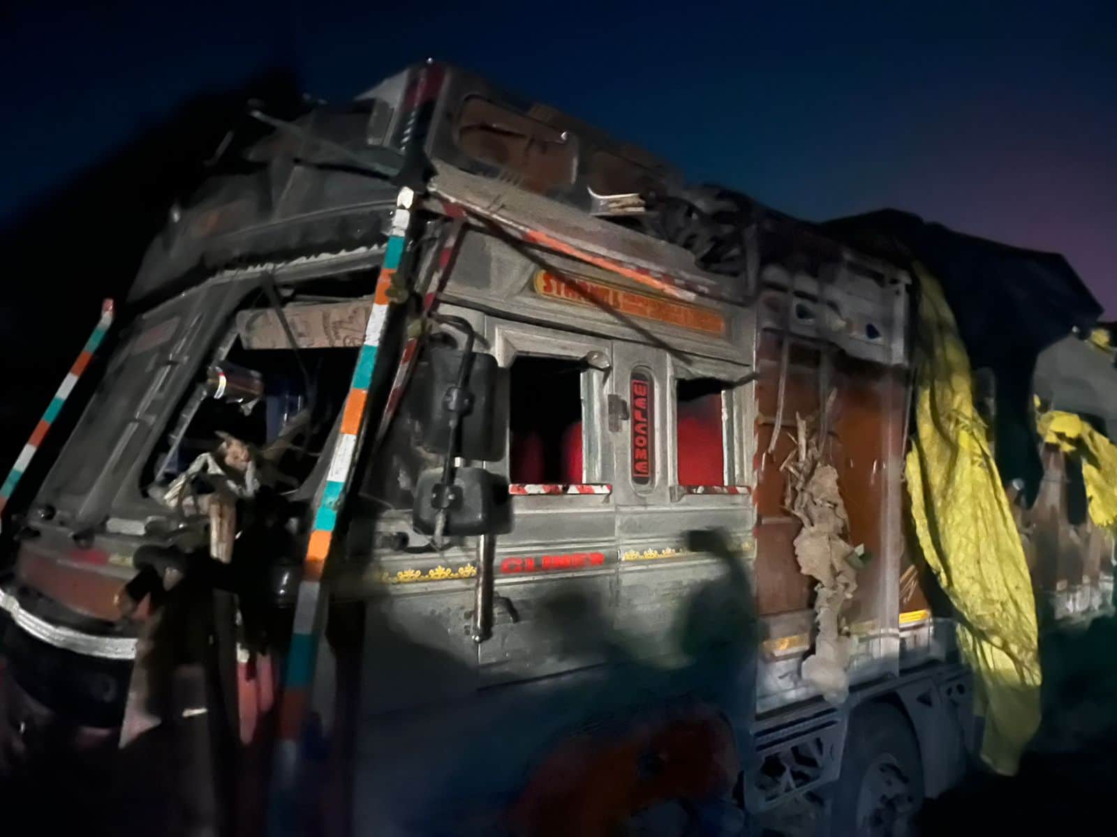 महराजगंज में सड़क पर खड़ा क्षतिग्रस्त ट्रक।