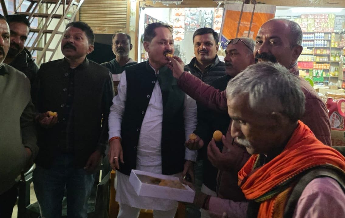 Siddharthnagar News: Workers expressed happiness and distributed sweets