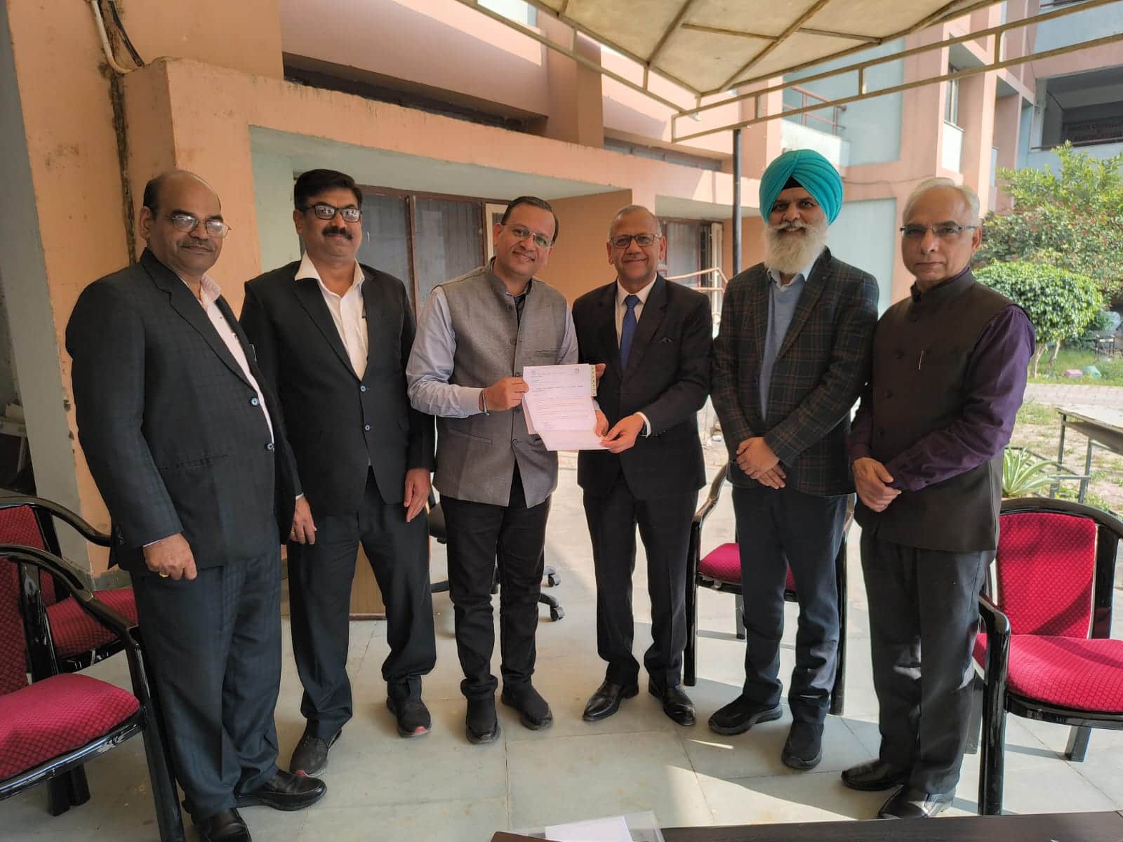 महर्षि वाल्मीकि संस्कृत विश्वविद्यालय के कुलसचिव को ड्राफ्ट देते पुनीत जैन।