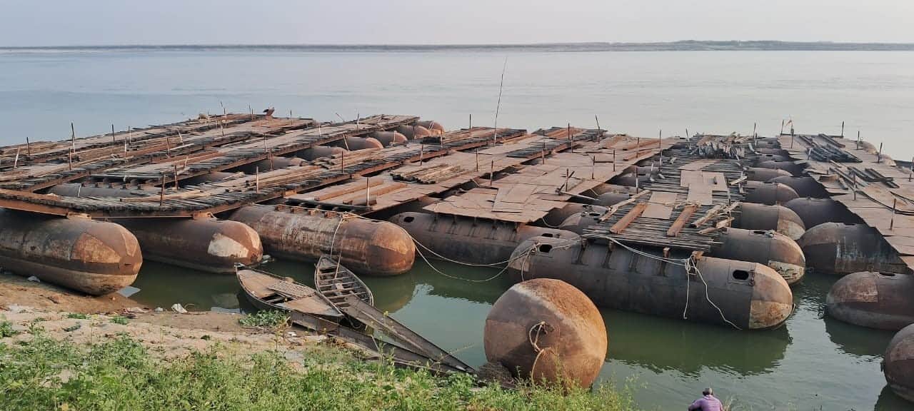 मझौंवा क्षेत्र के पचरुखिया काली मंदिर के सामने बांध कर रखा गया नौरंगा घाट पर लगने वाला पीपा पुल