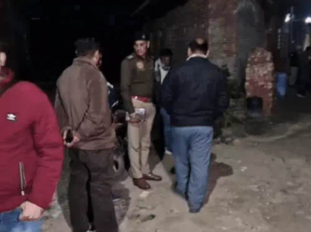 .मौके पर पहुंच कर जांच करती पुलिस स्वयं