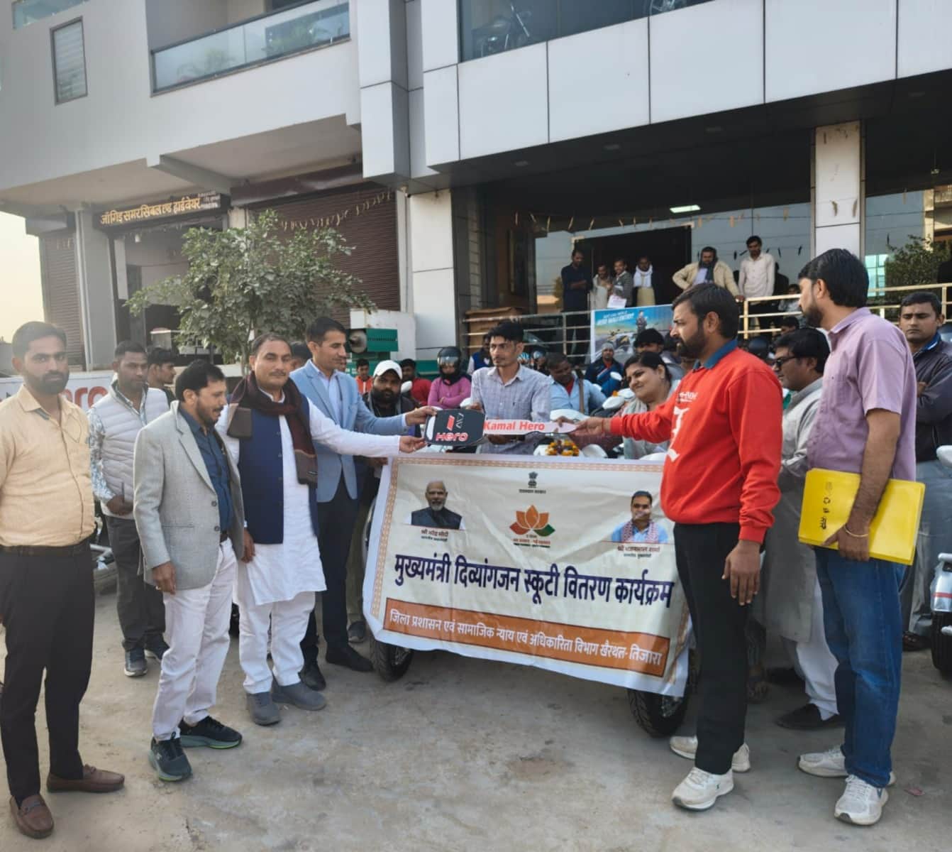 मुख्यमंत्री दिव्यांगजन स्कूटी योजना के तहत उपकरण बांटते अतिरिक्त जिला कलेक्टर शिवपाल जाट। स्रोत