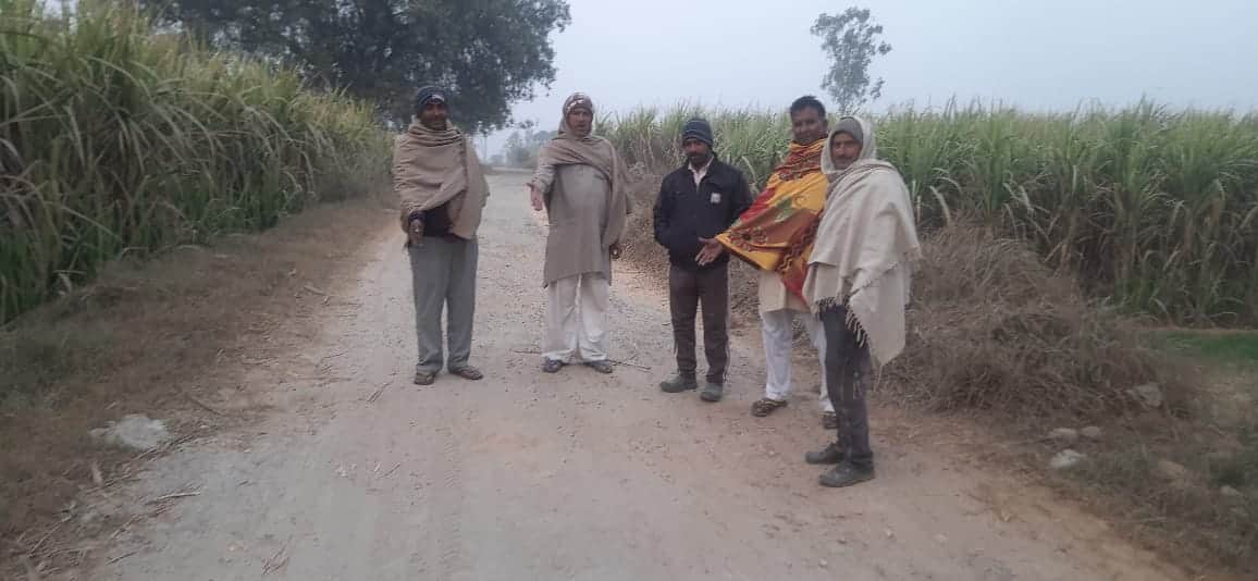 मेरी आवाज सुनो कॉलम से संबंधित फोटो।  जर्जर हुए मौजिजाबाद नागंल कंडेरा मार्ग दिखाते ग्रामीण। 