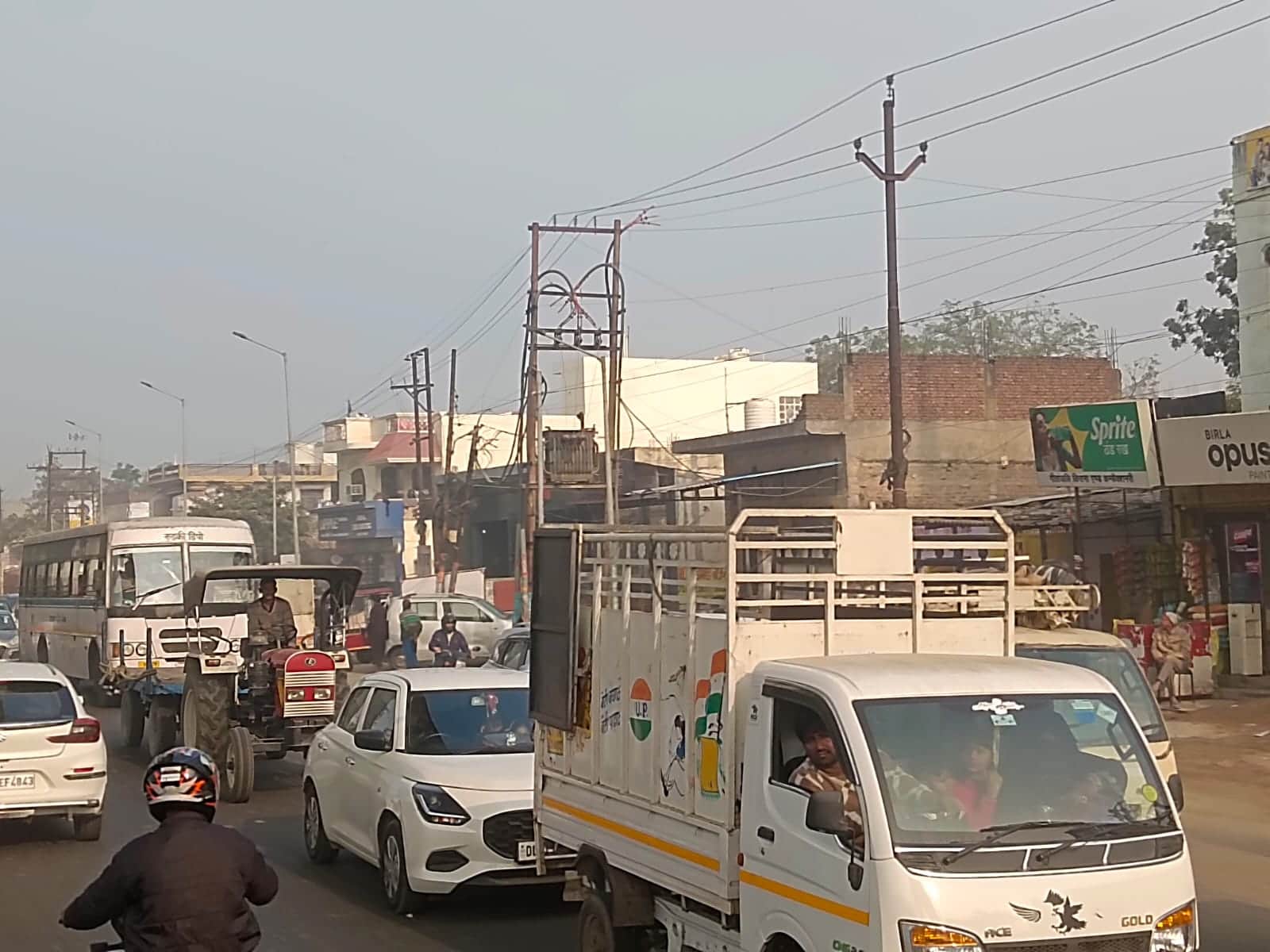 मुरादनगर। दिल्ली मेरठ मार्ग पर सीकरी के पास लगा जाम। संवाद