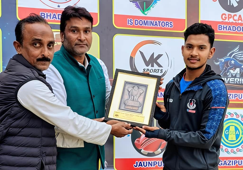 मूंसीलाटपुर टी-20 प्रतियोगिता में  पहुंचे उप्र अंडर-19 खिलाड़ी शवम शुक्ला को सम्मानित करते आयोज