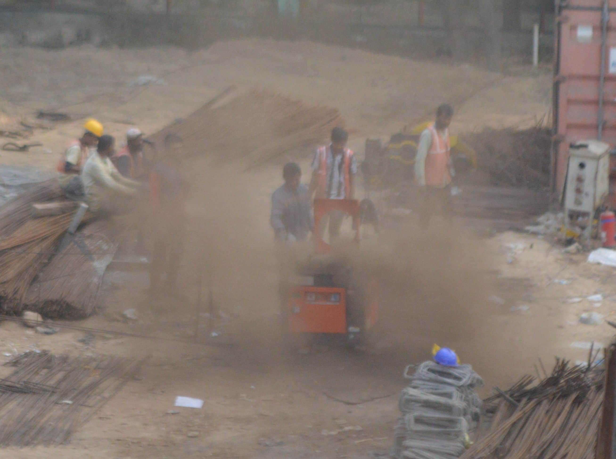 मेट्रो कार्य से उड़ती धूल