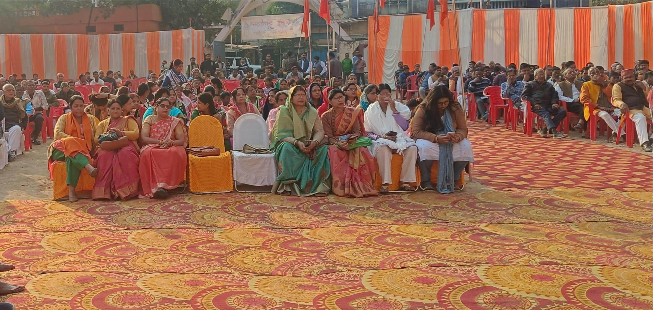 नगर के टाउन हाल बापू भवन परिसर में आयोजित हिंदू सम्मेलन उपस्थित लोग। आयोजक