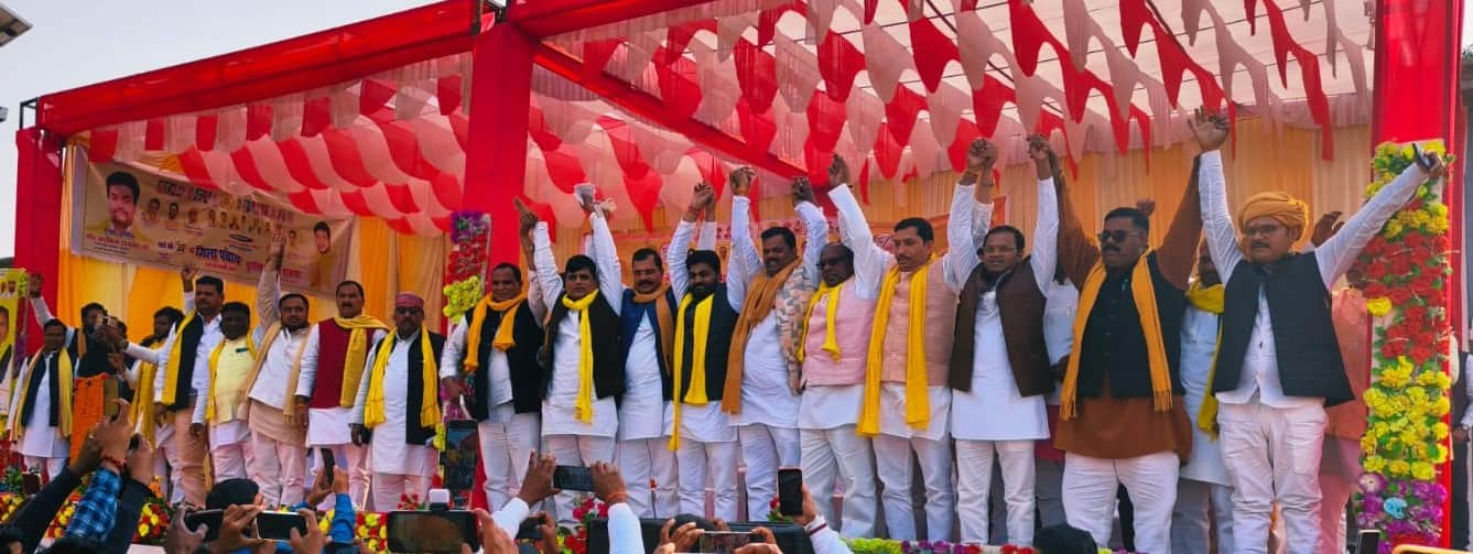 नगरा में आयोजित सुहेलदेव भारतीय समाज पार्टी के कार्यकर्ता सम्मेलन के दौरान हाथ उठाकर एकजुटता प्