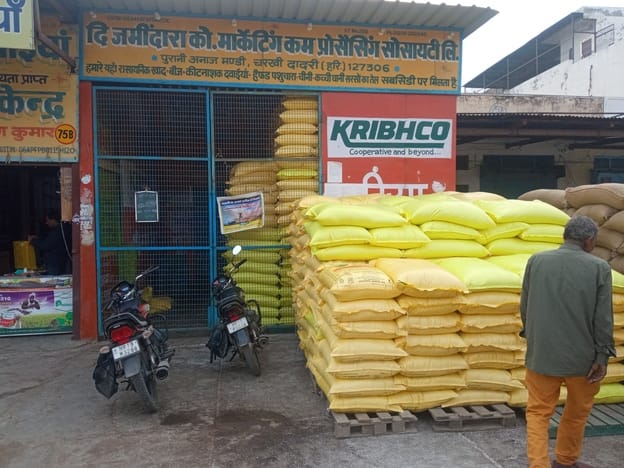 5,600 bags of urea fertilizer reached the PACS committees and Dadri Zamindara Society office.