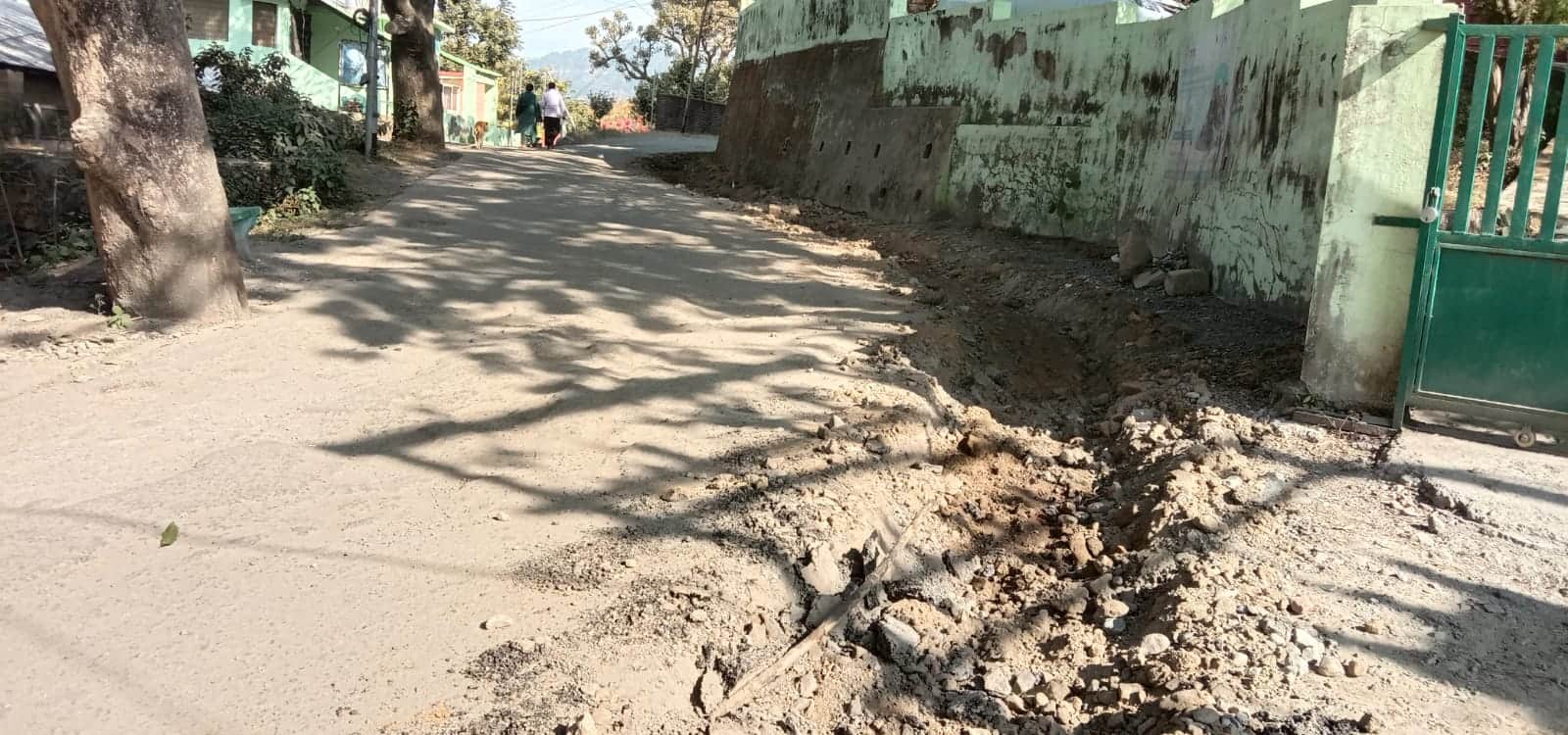 नाहन में कोर्ट सड़क पर चल रहा चौड़ा करने का कार्य। संवाद