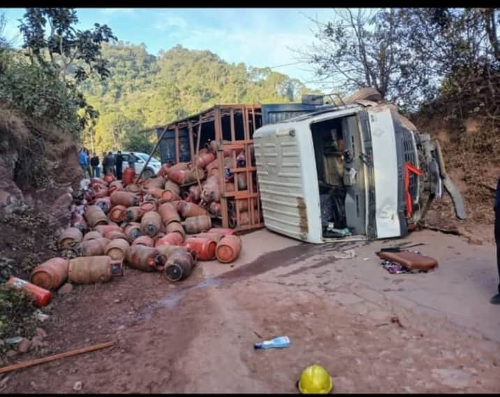 नाहन-रेणुकाजी सड़क पर मलगांव के पास पलटा सिलिंडर से भरा ट्रक। स्रोत: जारूक पाठक