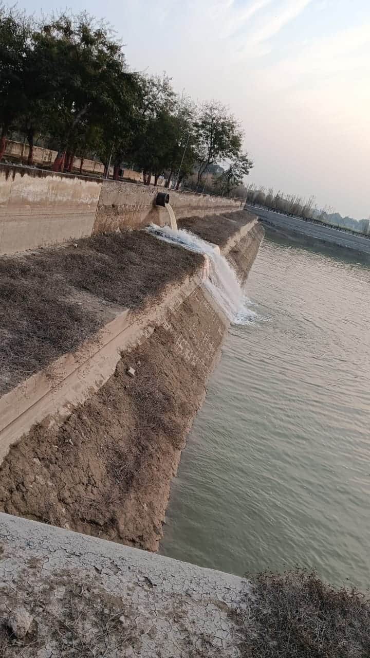 नहर के पानी से भरा जा रहे वाटर टैंक। संवाद