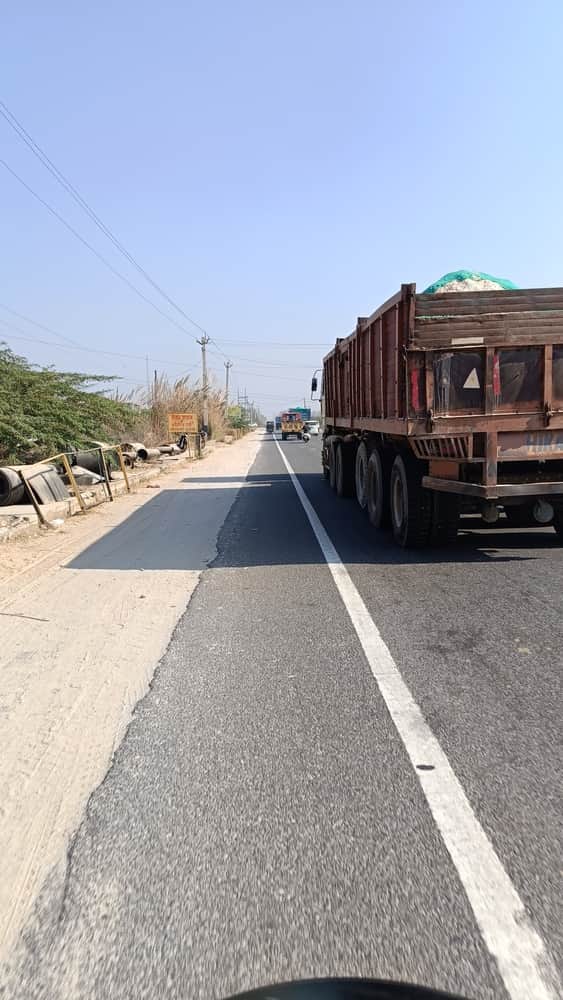 नेशनल हाईवे 334बी से गुजरता ओवरलोड ट्रक। 