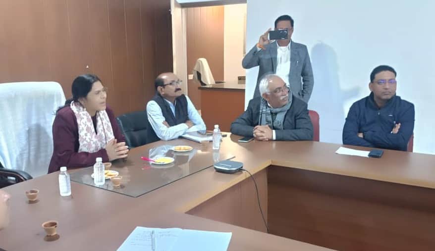 औराई ब्लॉक में महिलाओं की बैठक लेते अधिकारीगण। स्रोत विभाग