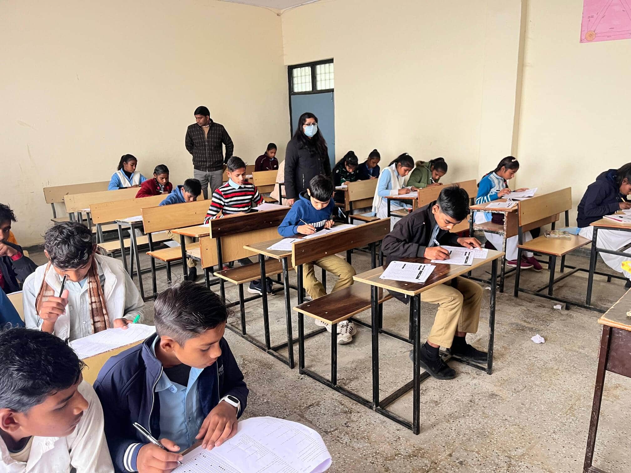 पंडित दीनदयाल उपाध्याय राजकीय मॉडल इंटर कॉलेज मलावन में मिड लाइन की परीक्षा देते विद्यार्थी। स्