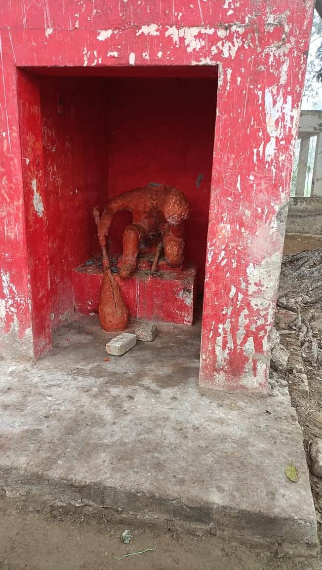 पिलखतरा में अराजक तत्वों द्वारा खंडित की गई मूर्ति। संवाद