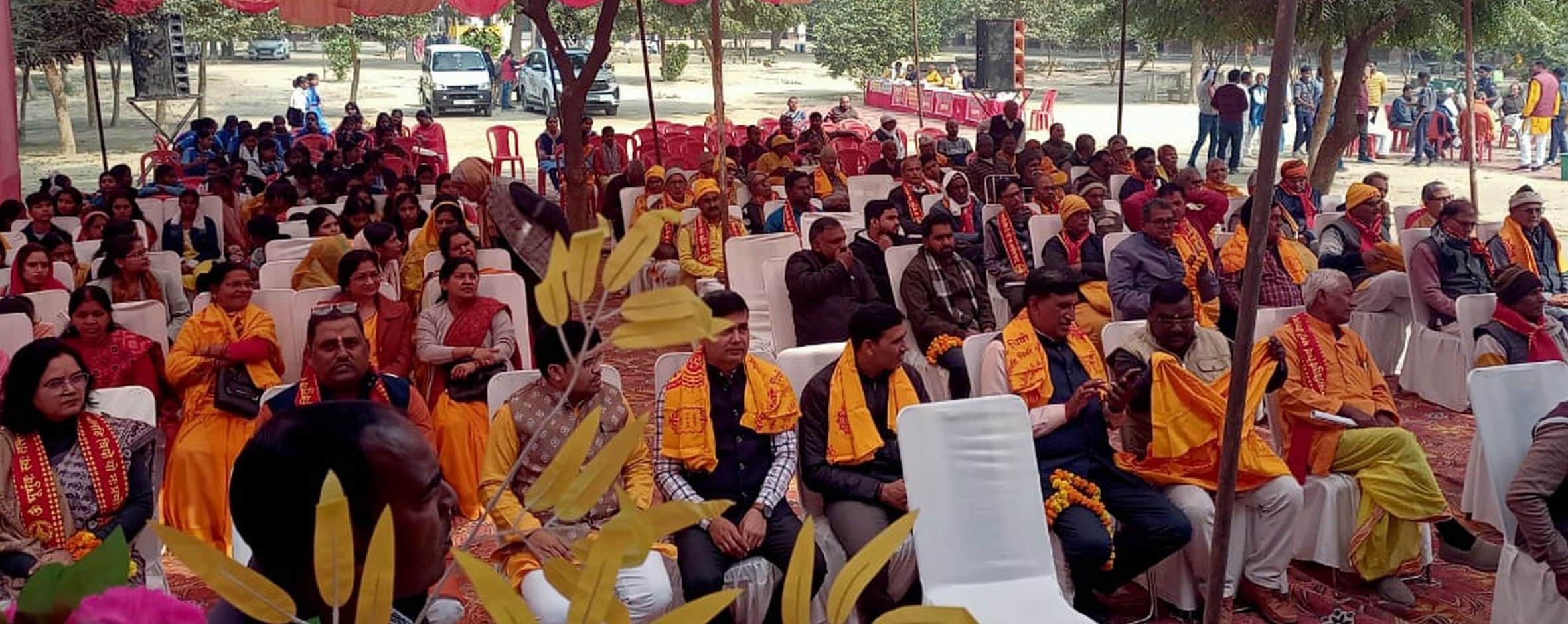 पीपरपुर स्थित आसलदेव इंटर कॉलेज में आयोजित कार्यक्रम गायत्री परिवार के लोग। स्रोत : गायत्री पर