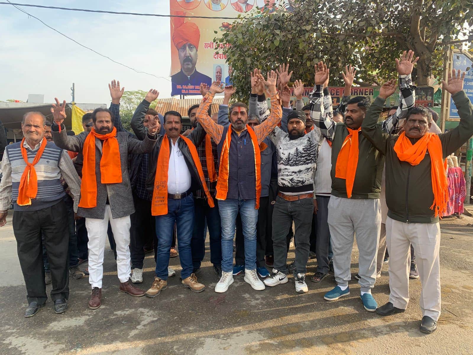 प्रदर्शन करते शिवसेना हिंदुस्तान के कार्यकर्ता स्रोत शिवसेना