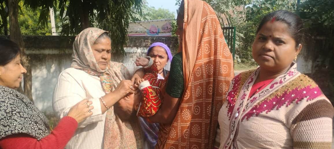 पूर्व माध्यमिक विद्यालय मसौराकलां में बच्चे को पोलियो की खुराक पिलाती शिक्षिका।