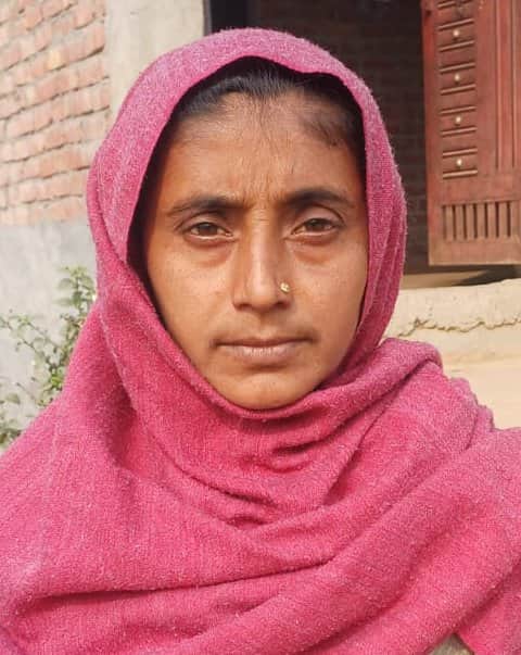 पिता ने वर्ष 2003 में डाली थी वोट की खबर से संबंधित फोटो। सुदेश