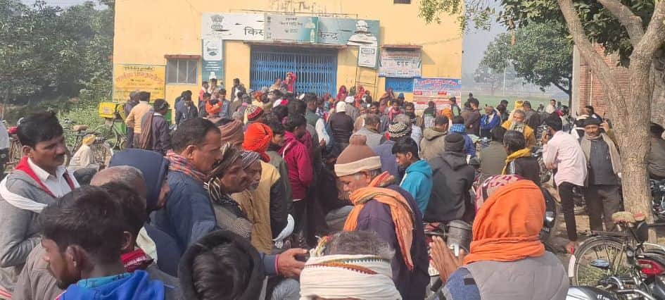 पथरा बाजार स्थित साधन सहकारी समिति में यूरिया खाद के लिए लाइन में खड़े किसान। संवाद