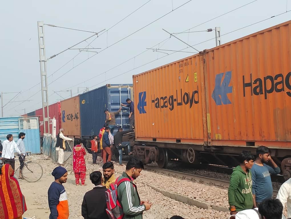 राज नगर फाटक के पास ट्रेन रूकने के बाद ट्रैक पार करते लोग। संवाद