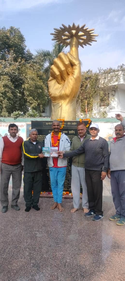 रेजांगला पार्क में पहुंचने पर अभिषेक यादव का स्वागत करते पूर्व सैनिक। स्रोत : पूर्व सैनिक