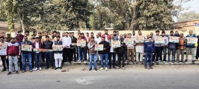 रैली के लिए रवाना होता कांग्रेस का प्रतिनिधिमंडल। स्रोत : प्रवक्ता