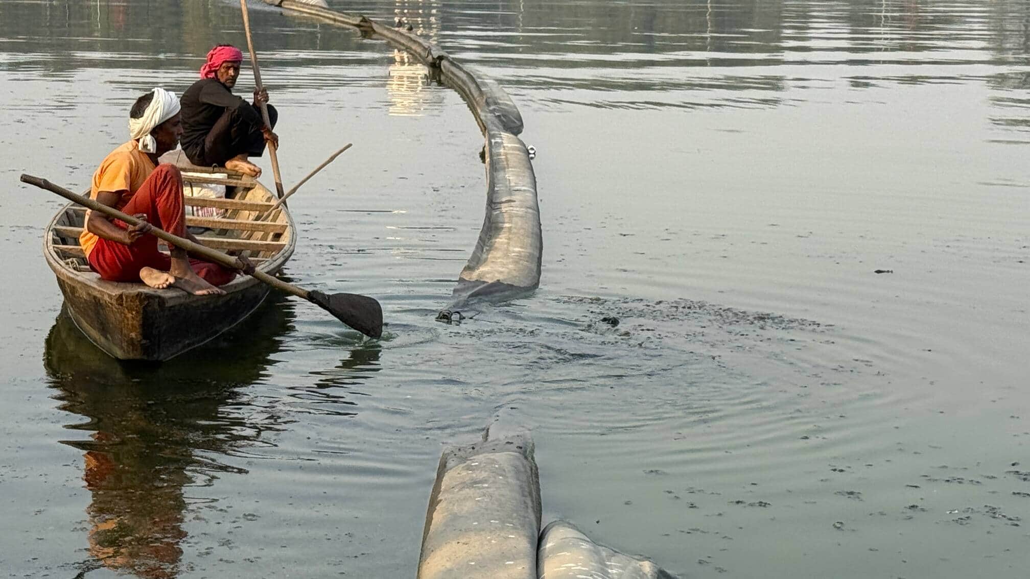 रामगढताल में फिर मरने लगी मछलियां ,ताल से गंदगी निकालने की जगह ताल के किनारे से ताल के बीच में