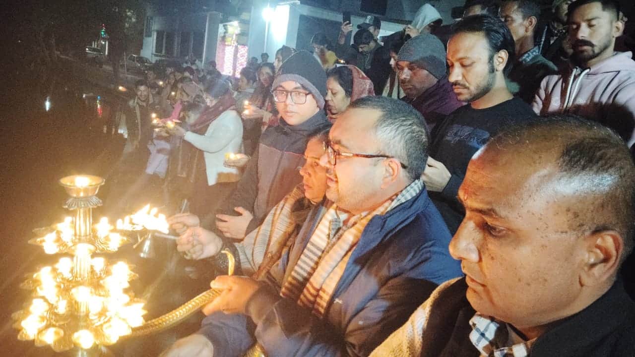 रेणुकाजी तीर्थ के देवघाट में महाआरती करते एसडीएम राजीव सांख्यान व अन्य। संवाद