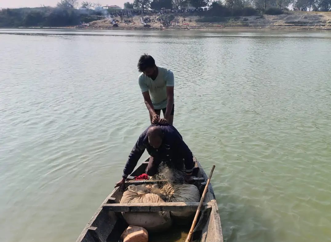 A middle-aged man who jumped into the Rapti river was rescued by fishermen.