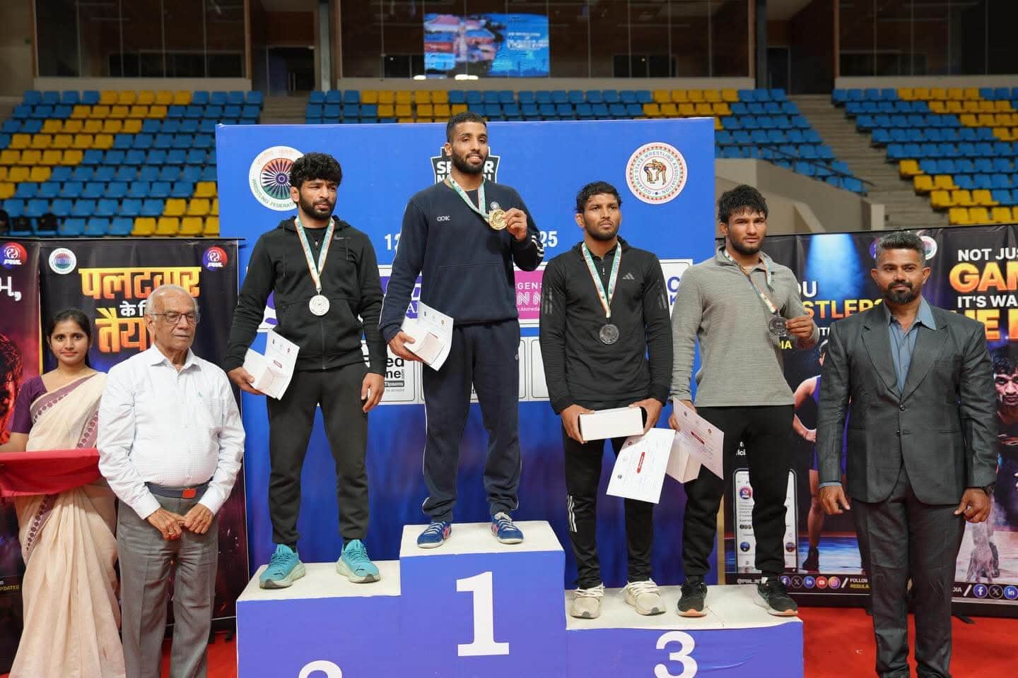 राष्ट्रीय कुश्ती प्रतियोगिता में विजेता पहलवान सुजीत कलकल अपने पदक के साथ। 