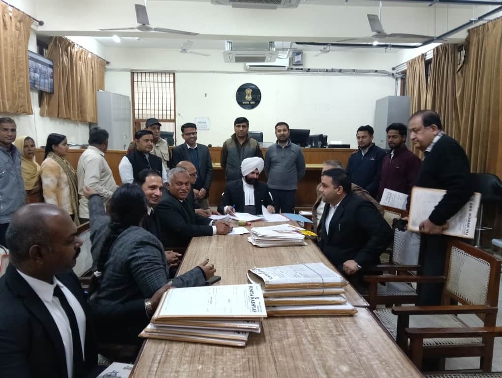 राष्ट्रीय लोक अदालत में वादों का निस्तारण करते अतिरिक्त जिला सत्र न्यायाधीश अंबरदीप सिंह। संवा