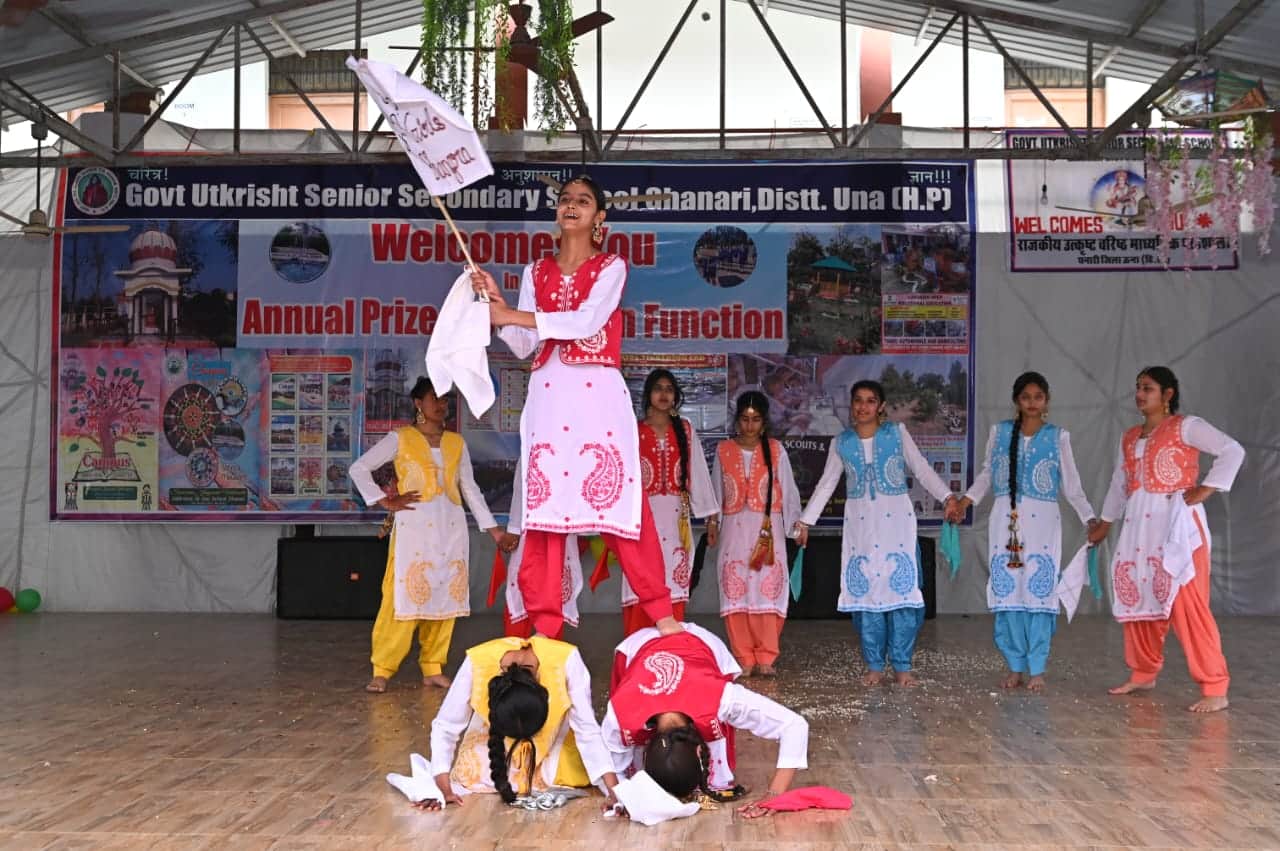 रावमापा घनारी के वार्षिक समारोह में प्रस्तुति देते विद्यार्थी। संवाद