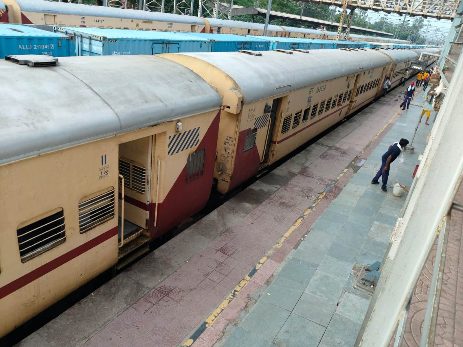 रेवाड़ी रेलवे स्टेशन पर खड़ी ट्रेन। संवाद