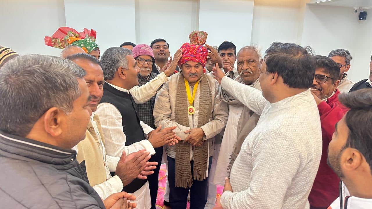 सफाई अभियान के दौरान विधायक लक्ष्मण सिंह का स्वागत करते लोग। स्रोत : प्रवक्ता