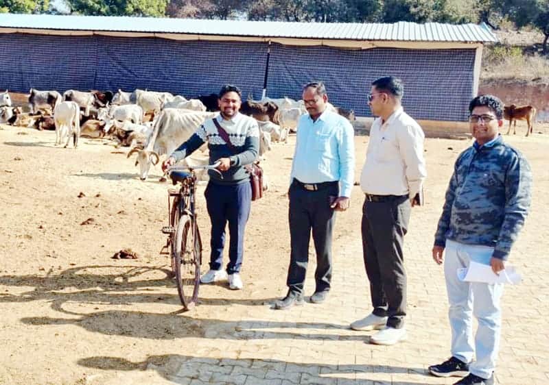 साइकिल से गोवंश आश्रयस्थल पर निरीक्षण कराने पहुंचे पंचायत सचिव