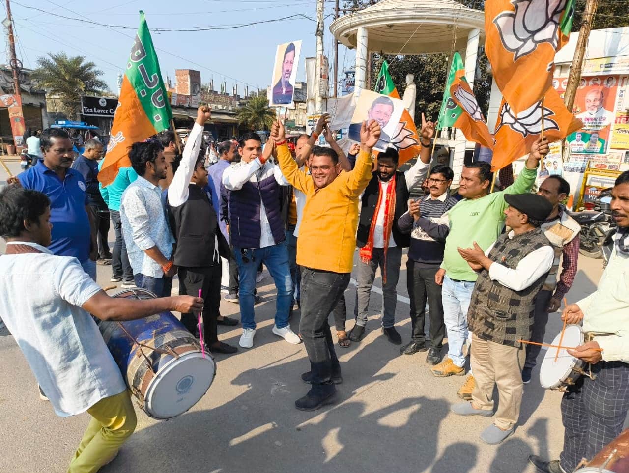 सक्सेना चौक पर पंकज चौधरी को प्रदेश अध्यक्ष बनाए जाने पर ढ़ोल नगाढे़ पर थिरकते भाजपा कार्यकर्त