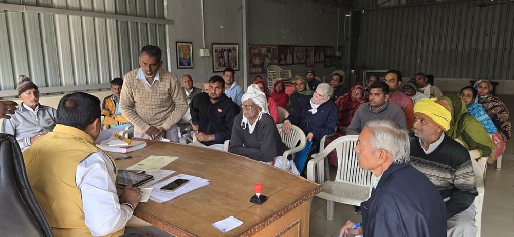 सेक्टर-1 में लोगों की समस्या सुनते परिवार पहचान प्राधिकरण के स्टेट कोऑर्डिनेटर डॉ. सतीश खोला। स