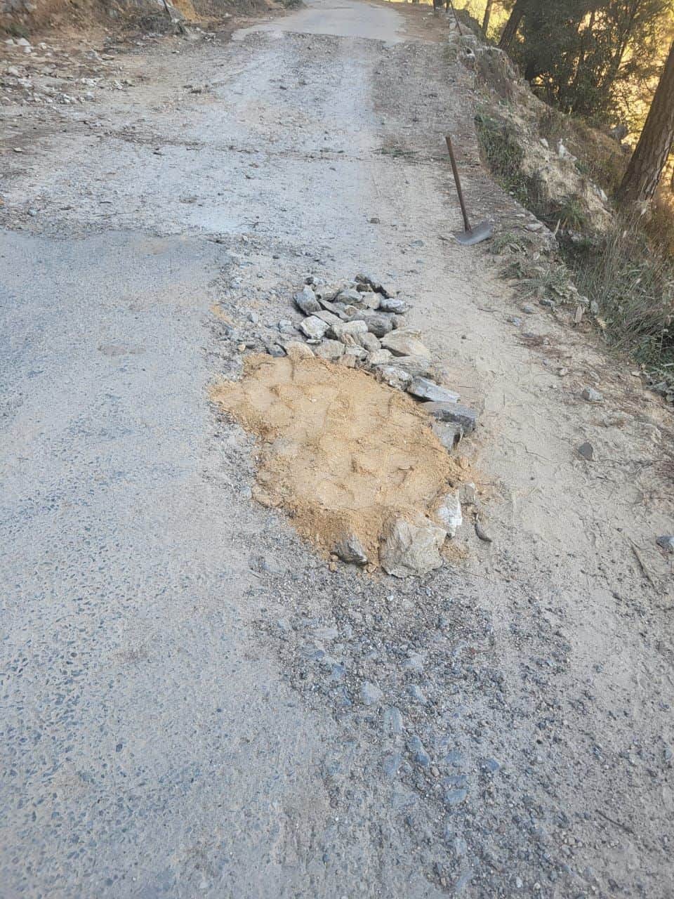 सीणी-चामा सड़क पर डामर के बदले मिट्टी से भरे गए गड्ढे। स्रोत : ग्रामीण