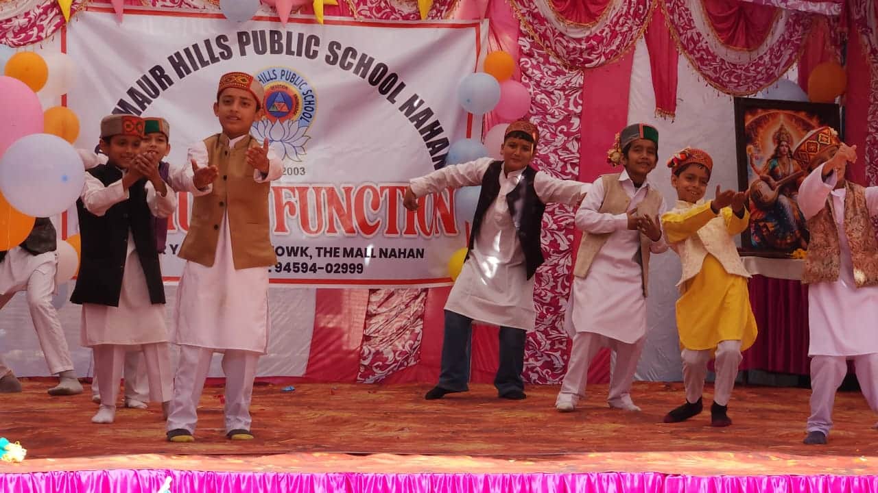 सिरमौर हिल्स पब्लिक स्कूल नाहन में वार्षिक समारोह के दौरान नृत्य की प्रस्तुति देते बच्चे। संवाद