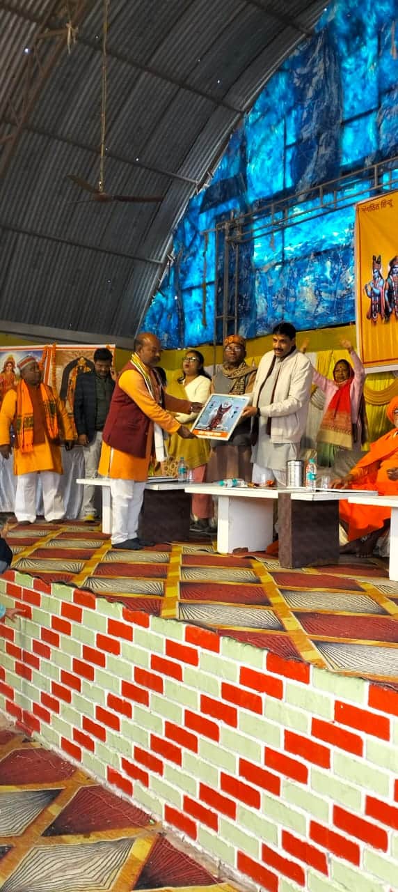 सिराथू कस्बे में आयोजित आरएसएस के सम्मेलन में प्रांत प्रचारक को स्मृति चिन्ह भेंट करते कार्यकर्