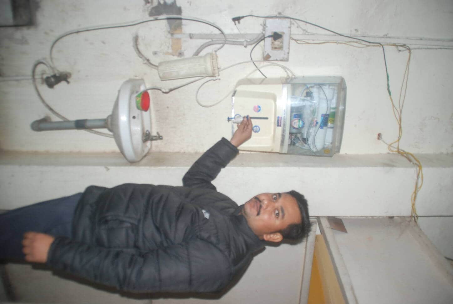 सड़क की खोदाई से पाइप लाइन में पहुंची मिट्टी की खबर से संबंधित फोटो। आरओ दिखाता रजत उपाध्याय।