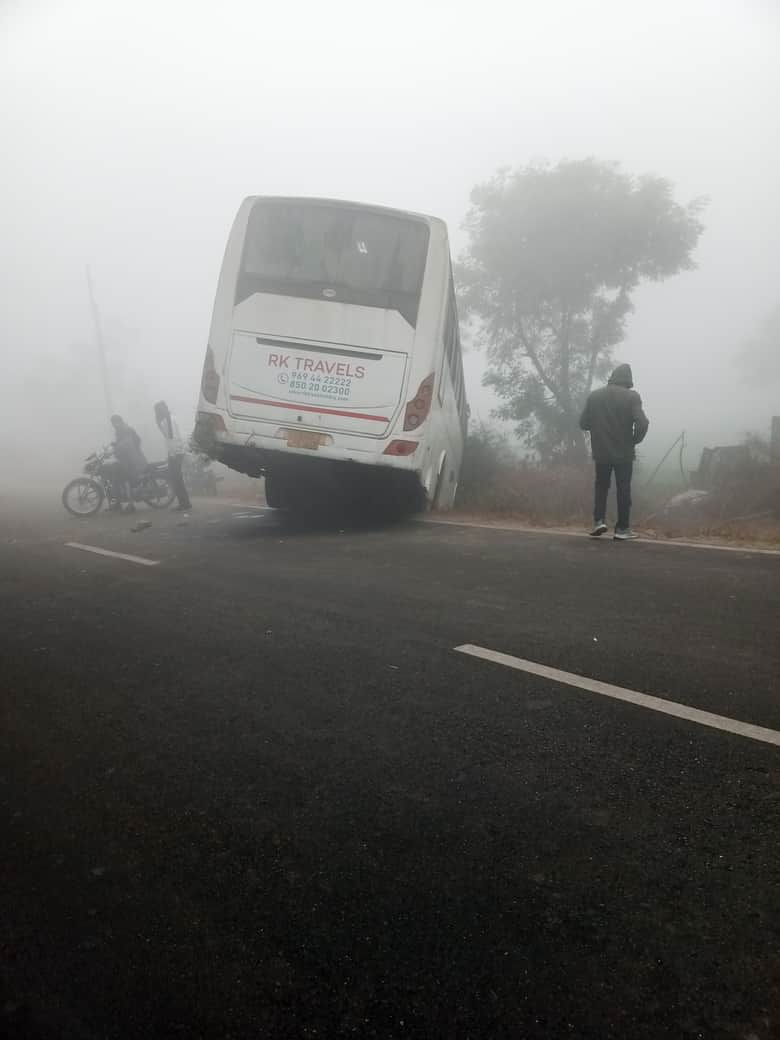 सड़क से उतरकर किनारे पहुंची बस। स्रोत : ग्रामीण